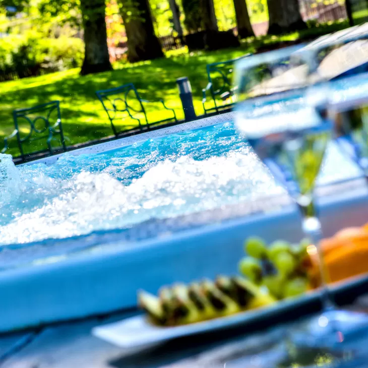 Drinks, snacks, and jacuzzi to enjoy a relaxing moment