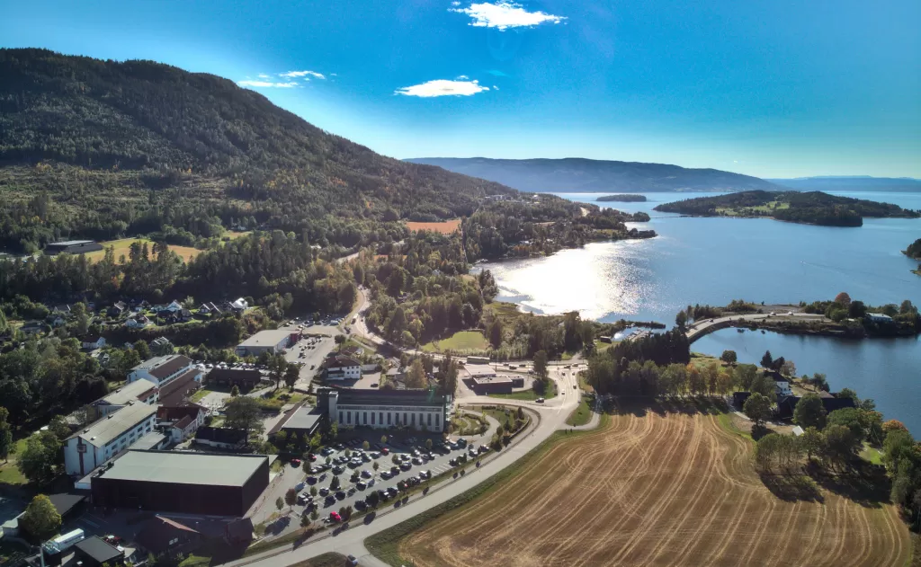 The east side of Tyrifjorden where the E16 crosses west over Steinsfjorden