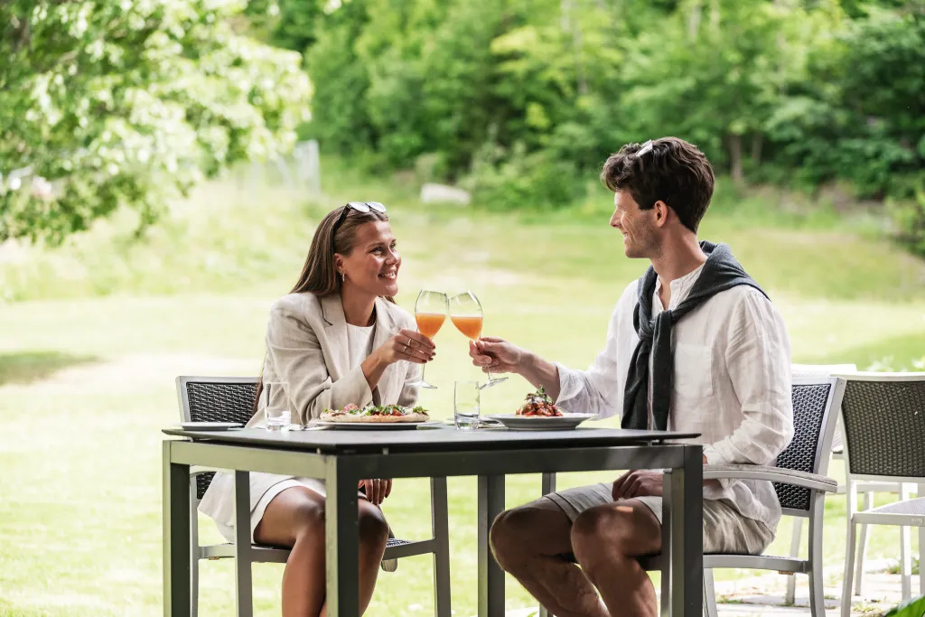 Par til middag i parken